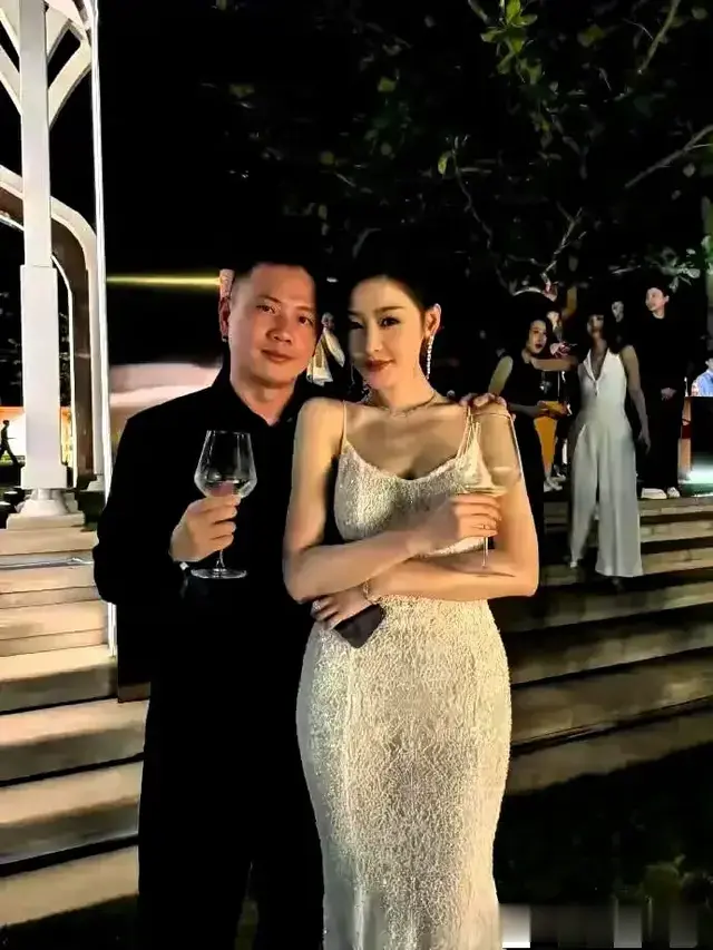 张天爱这胯也太夸张了吧，感觉比旁边男的都宽！网友：有点辣眼睛