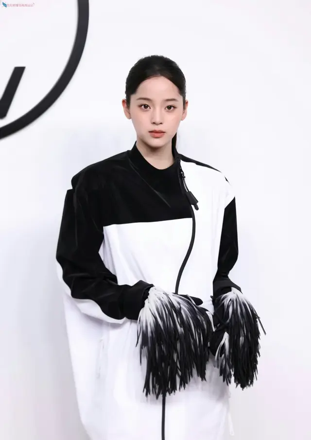 欧阳娜娜黑白拉链套装和“贴头皮马尾”100%贴合！小清新变大女主