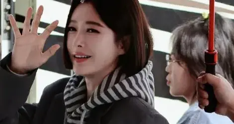 秦岚剪波波头短发后越发年轻！西装+条纹卫衣+运动裤，休闲又减龄