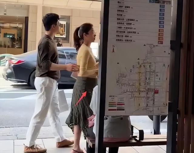 和刘亦菲干爹分开后，怀孕5个月的杨采钰在日本被偶遇，男友曝光