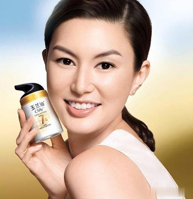 第一位玉兰油女孩，迷倒谢霆锋只需一件白衬衫，47岁过成这样？