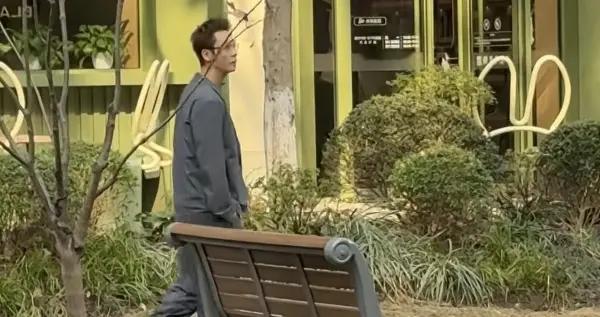 陈伟霆上海街头被偶遇，本人又高又瘦状态很好呀，穿的单薄不冷吗