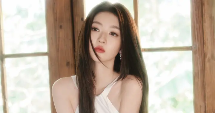 王玉雯，长发白裙的轻淑感。