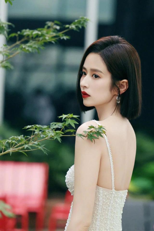 颖儿优雅纯净，宛如仙子