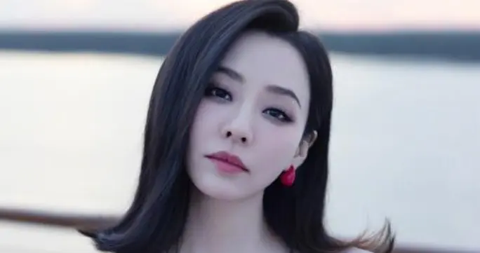 张靓颖自曝医美“翻车”自嘲“不笑女”，真诚圈粉无数