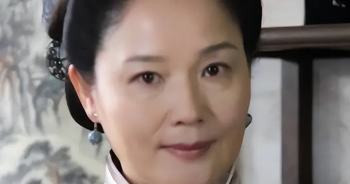 她是国家一级演员，离婚23年至今跟前夫住对门，还参加前婆婆葬礼