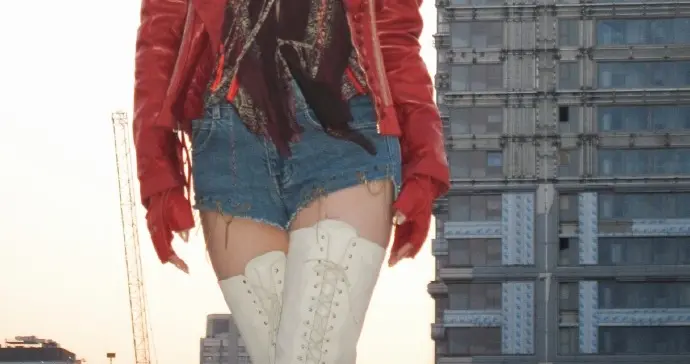 程潇穿着牛仔短裤脚踩白色长筒靴，直接给我看迷糊了，太霸气了