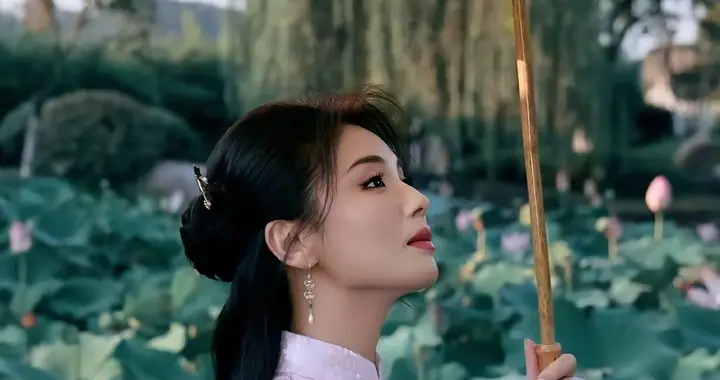 刘涛一袭旗袍惊艳全场：优雅真的与年龄无关！