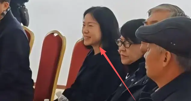 继杨振宁去世不到2月，翁帆首次携76岁妈妈亮相，一个细节惹争议