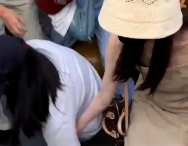 宋轶好暖！看到粉丝摔倒立马上前搀扶，真的是刻在骨子里的温柔