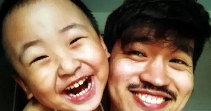 爹是导演 娘是演员，生了俩儿子，如今47岁演《大生意人》终于火了