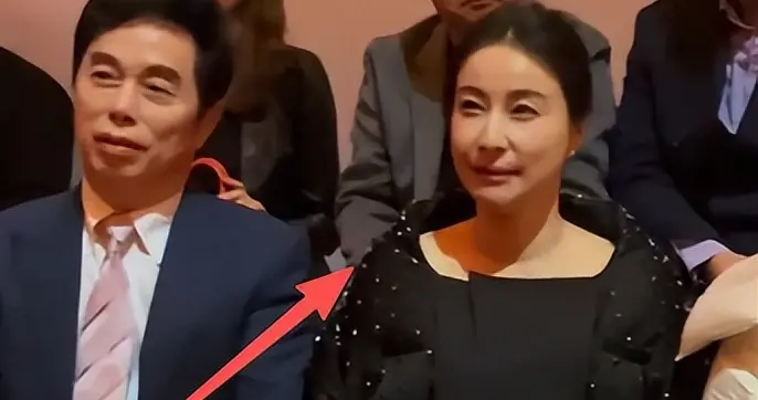 郭晶晶一身“龟背装”去看秀，这造型真富态，和老总合影气场碾压