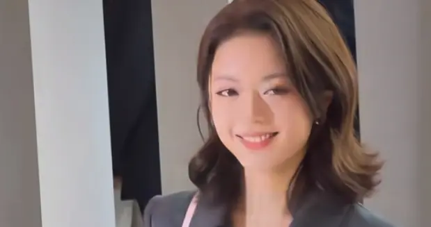 赵今麦亮相SKP日默瓦活动，灰色收腰套装显干练，甜笑气质超绝