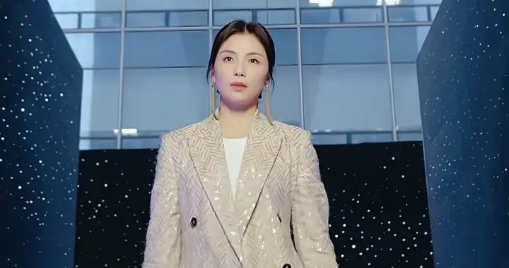 47岁刘涛最新穿搭：亮片西装外套+开叉裙，优雅干练，美得像27岁