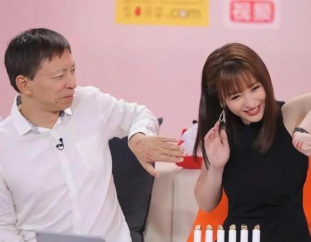 00后|四线明星张丹峰直播4小时入账百万，难怪不好好拍戏还有时间恋爱