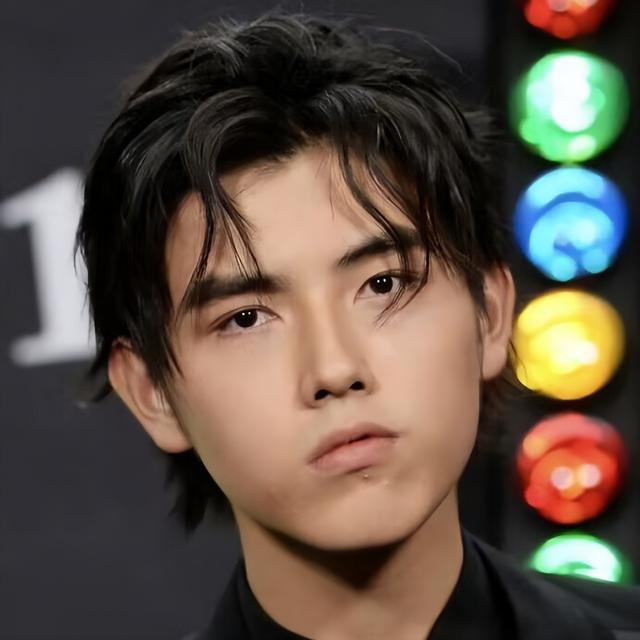 丰满 生图下的陈飞宇，和精修图差距很大，网友直言：眼神太奇怪！