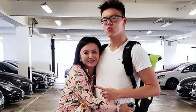曾华倩：跟梁朝伟同居了6年分手，独自抚养儿子，儿子是她骄傲