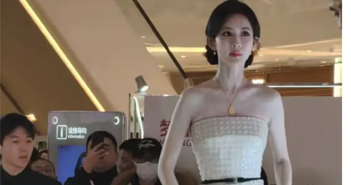 孟子义皮肤皙白，身材高挑，好漂亮。