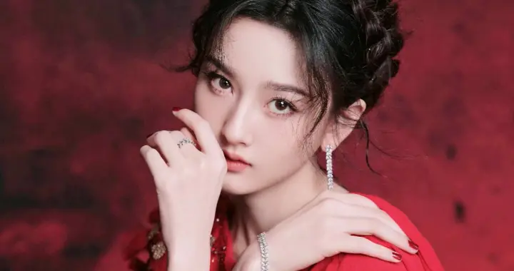 宋祖儿最新红裙造型，美上热搜预定