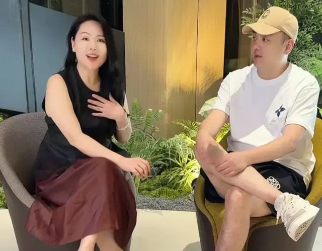 柳红和萧剑扮演者再聚首，49岁陈莹知性大方，55岁朱宏嘉年轻帅气