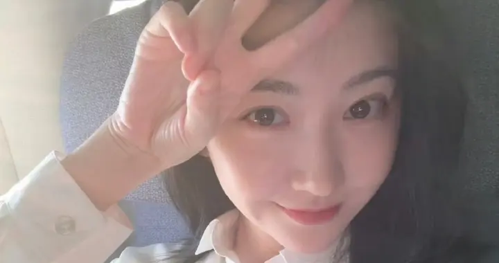 景甜姐姐：短发白衬衣甜美头像。