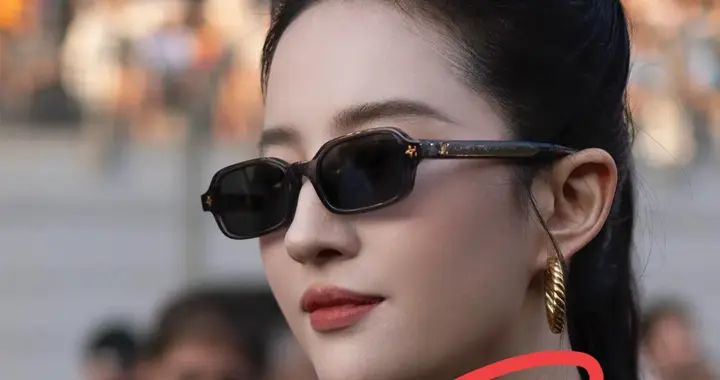 刘亦菲现身F1赛场，颜值依然惊艳，只是被颈纹和拜拜肉抢了镜