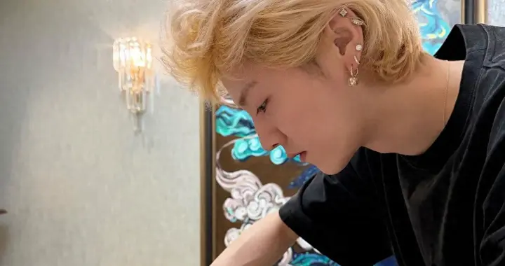 鹿晗8000万豪宅曝光：60万音响和非遗纸巾盒，刻意露膝盖引热议