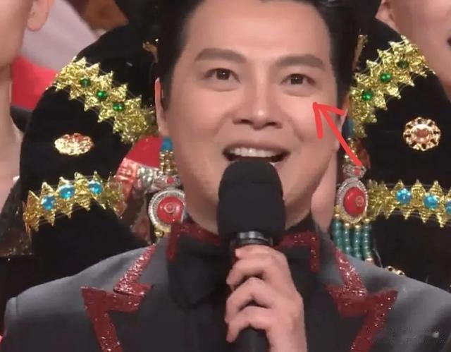 任鲁豫|任鲁豫零点“8秒抢时间”：5位搭档的若无其事，避免了一场尴尬