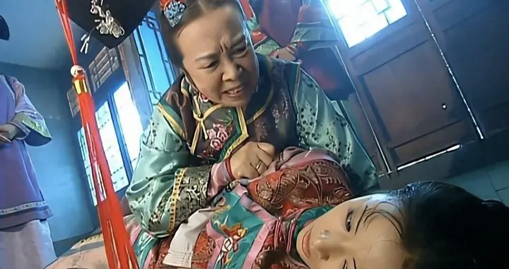 89岁李明启现身北京医院看病，打扮干净整洁，走路要弓着背很苍老