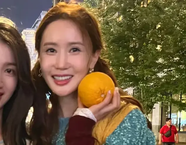 41岁李多海现身上海街头，打扮像村姑，脸部硅胶感重，变化太大了