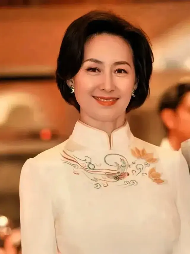 被62岁的何超琼惊艳到了 太漂亮了