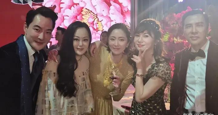 62岁章小蕙高调回港现身名流派对 老钱风气质封神 逆袭人生活出自我