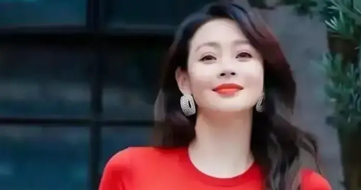 43岁于明加身材火辣，结婚16年不做饭，被圈外老公宠上天!