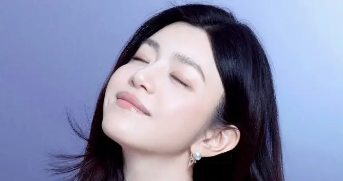 陈妍希头发乌黑，发量令人羡慕