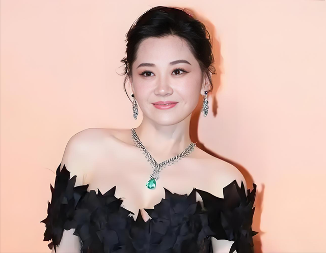 她一生 “风流成性、老少通吃”，撩汉无数，现如今56岁却依旧单身