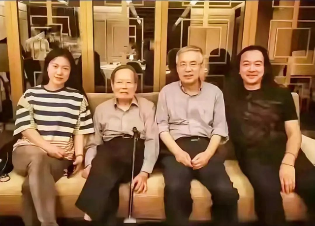 103岁杨振宁寿辰全家福曝光，49岁翁帆气质如少女，美的太突出了