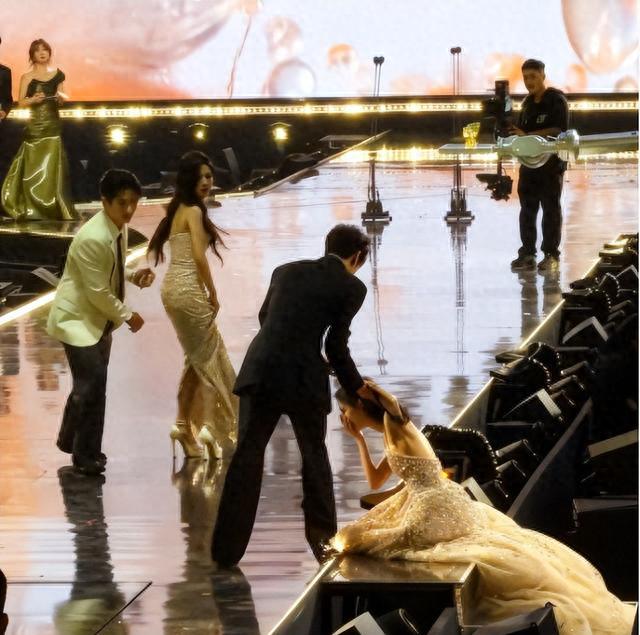 还没翻红就翻车了！星光大赏主持人证明，有的人被骂是有原因的