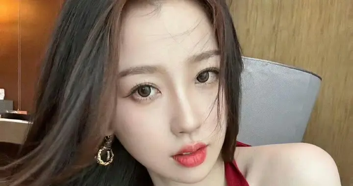 虞书欣 颜值身材都不错 奈何圈内人缘和路人缘不如何