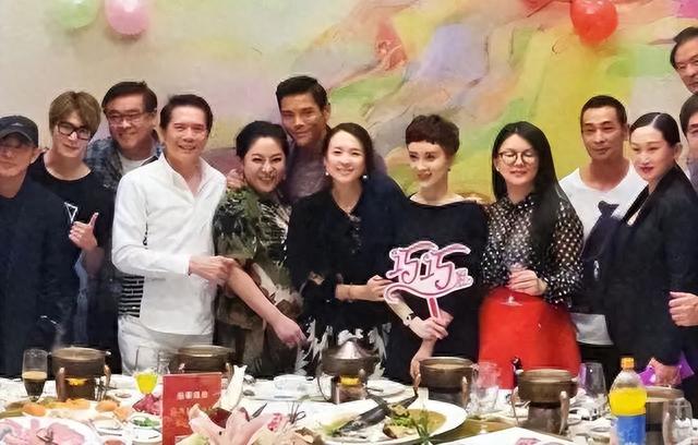 金巧巧晒照不修图，章子怡发际线高李湘闭眼，生图反倒真实接地气