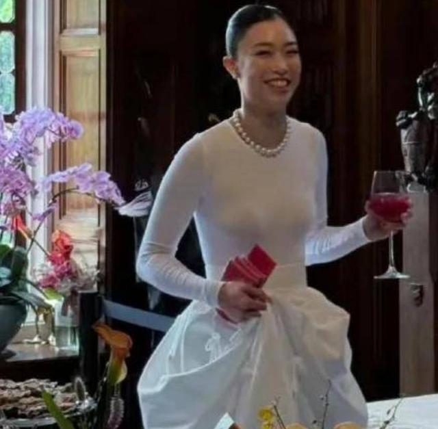 霍启仁举办订婚宴！未婚妻手握红包笑得开心，网友：比不上郭晶晶