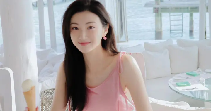 景甜海边粉裙 惊艳全网