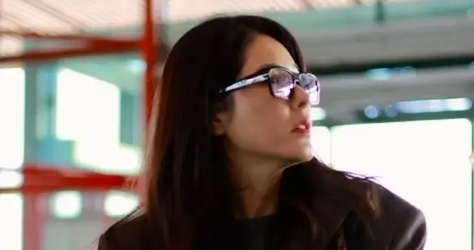 曾黎机场私服真时髦！穿棕咖色西装+牛仔裤，洋气又高级！