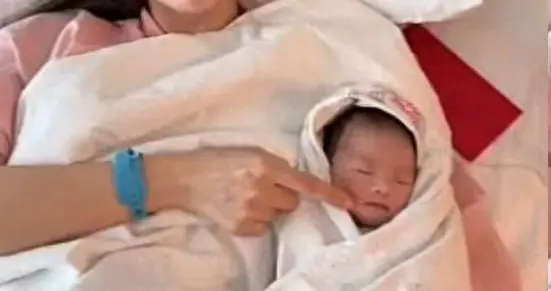 马筱梅晒儿子正脸，简直是汪小菲翻版