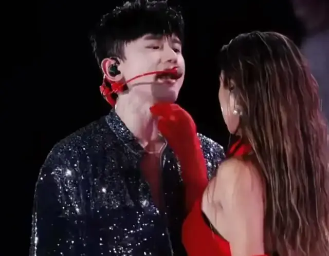 看了谢娜深夜发的动态后，才明白她与张杰婚姻的真相，刘烨说对了