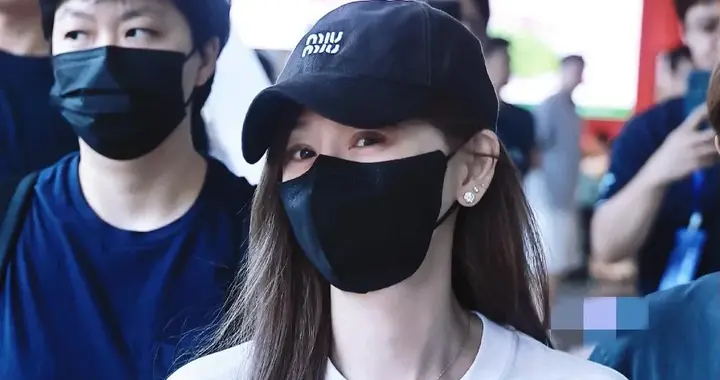 王心凌北京大兴机场出发照，穿白色短袖搭配牛仔裤短裤腿又白又细