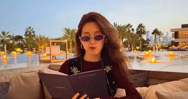 章泽天当妈后气质大变！穿酒红色打底衫+丝绒长裤 时髦贵气又高级