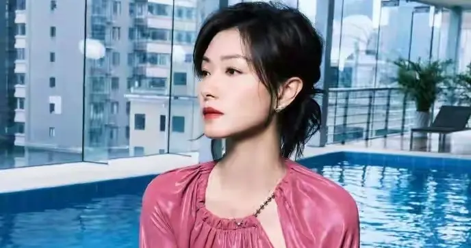 40岁万茜泳池照曝光，湿发马甲线杀疯了，这状态堪比20岁小姑娘