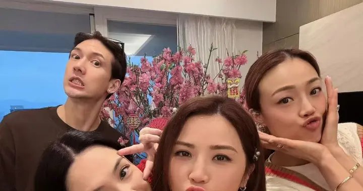 阿娇年初二晒聚会照！闺蜜四人组到齐，被霍汶希女儿近照惊艳到了