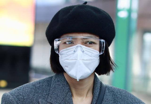 秦岚|43岁知名女星出门！为防新冠戴N95配护目镜，一身长款风衣很别致