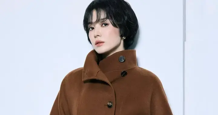 43岁宋慧乔剪短发美得更高级！穿焦糖棕大衣+长筒靴，时髦又洋气